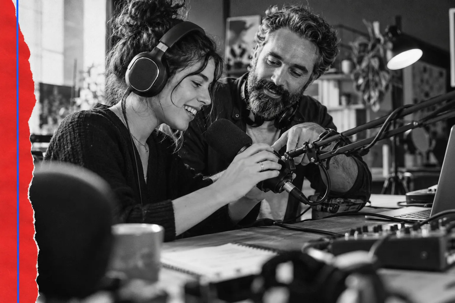Une alternante apprend à régler un microphone avec un professionnel sur un plateau de podcast.